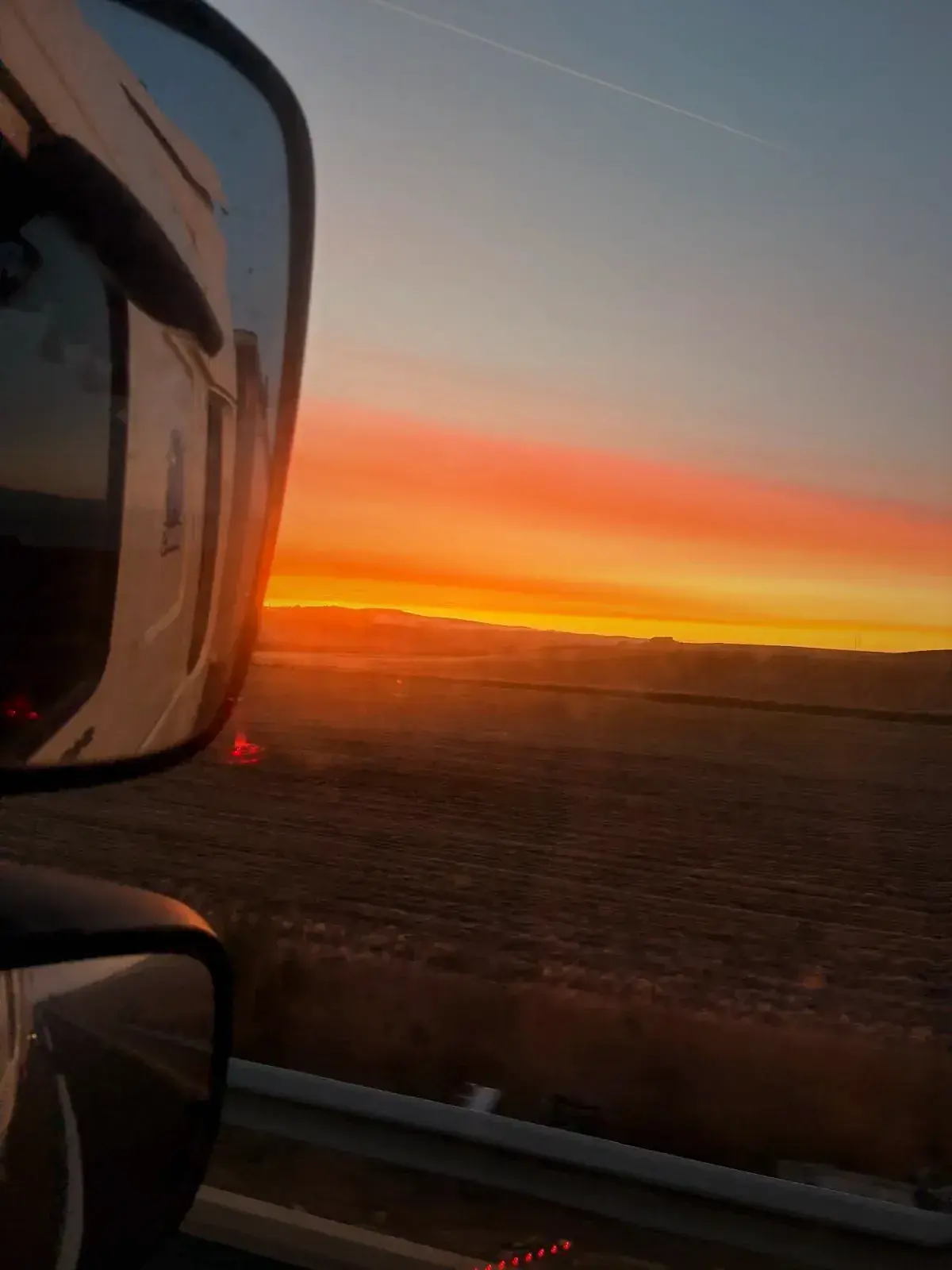 Atardecer en la carretera visto desde la cabina de un camión de Intrans