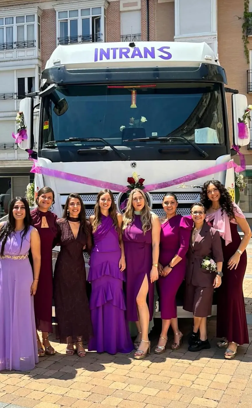 Las amigas de la novia posando con el camión de Intrans el día de la boda