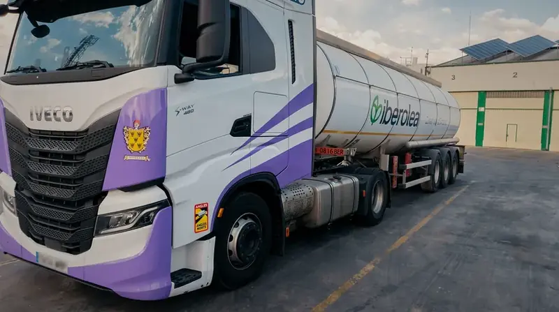 Tractora de Intrans con cisterna de acero inoxidable