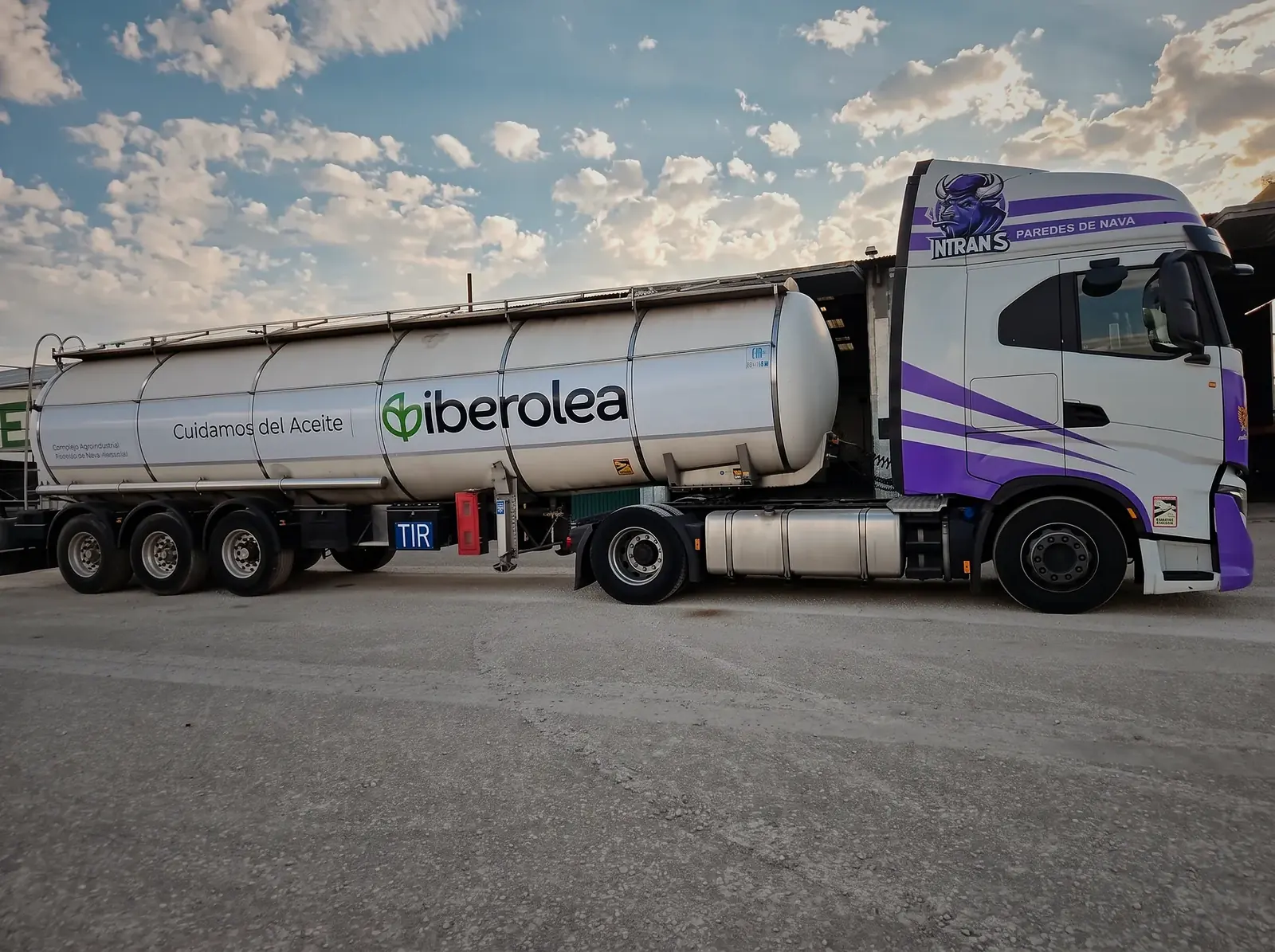 Cisterna de Iberolea enganchada a una tractora de Infante Transportes Cargo