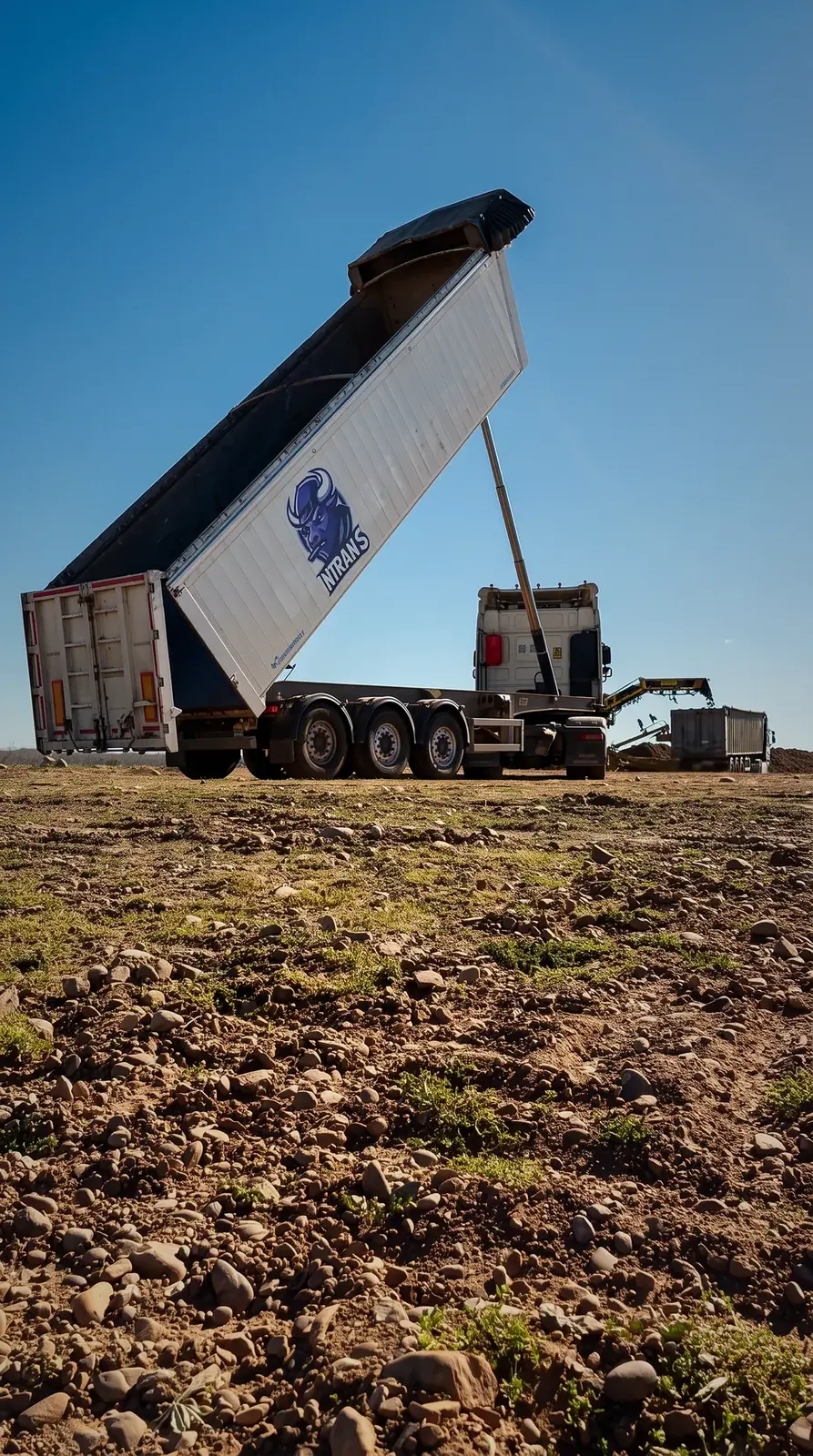 Semirremolque basculante de Intrans elevando la caja para descargar