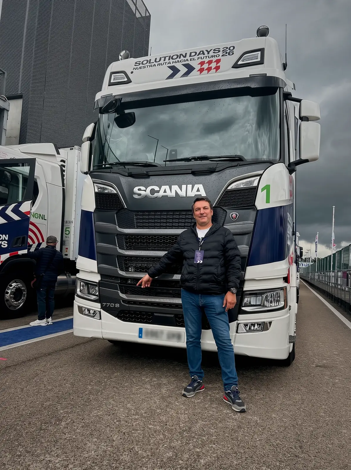 Alberto Infante, fundador de Intrans, junto a un Scania en los Solution Days del circuito del Jarama