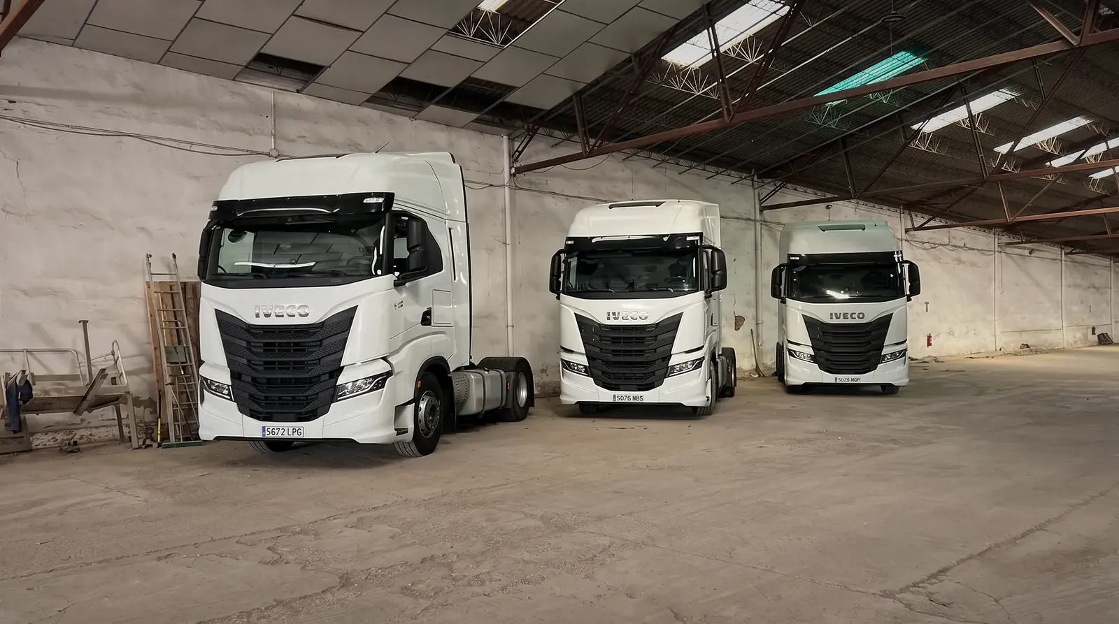Tres tractoras IVECO S-Way nuevas, todavía sin rotular