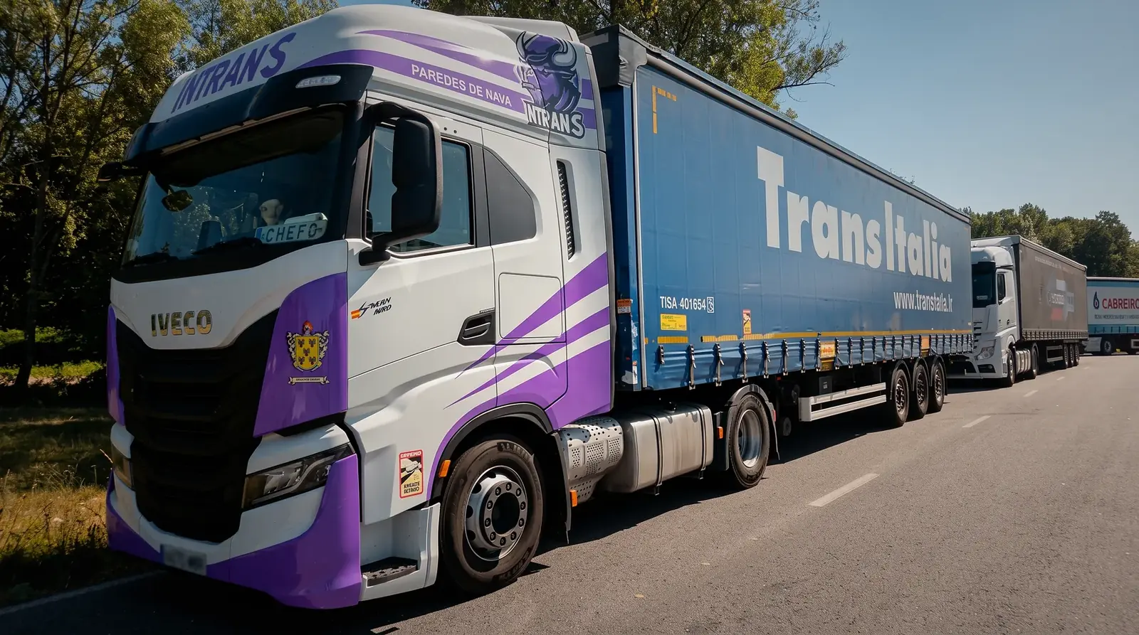 Tractora rotulada de Infante Transportes Cargo enganchada a un semirremolque tauliner
