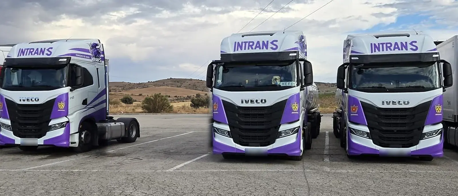 Las tres tractoras IVECO S-Way de Infante Transportes Cargo, rotuladas con la imagen de Intrans